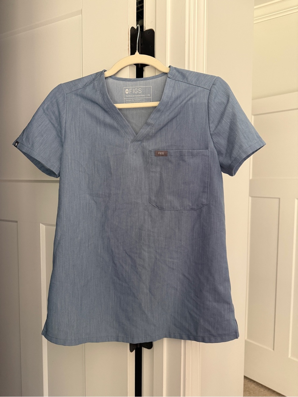 FIGS Blue V-Neck Catarina One-Pocket Scrub Top Short Sleeve Heather indigo